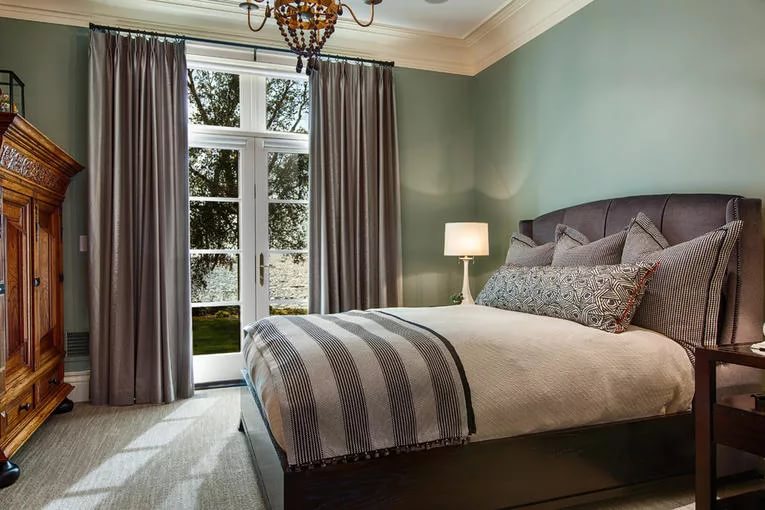 Коричневые шторы в зелено интерьере 